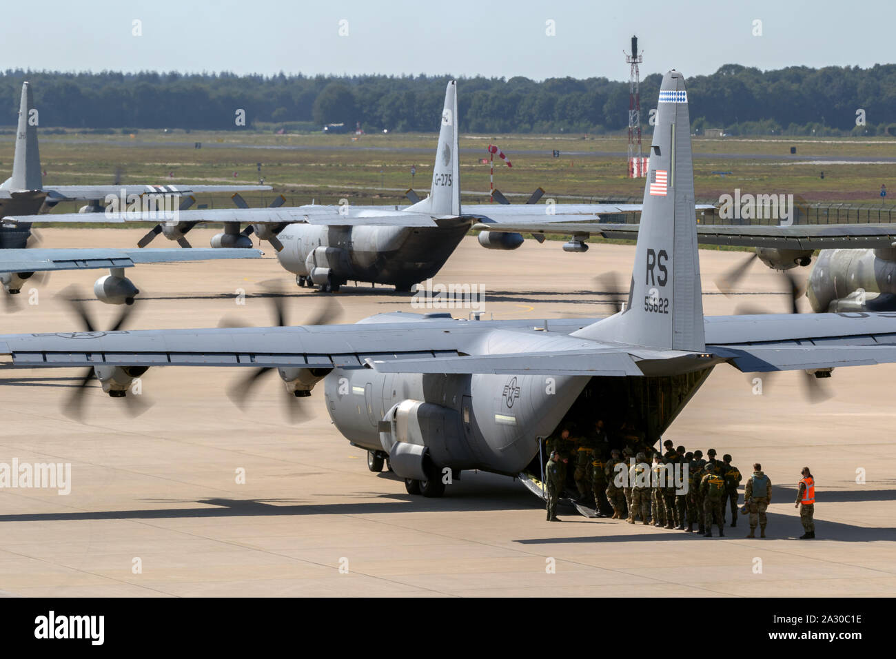 EINDHOVEN, Pays-Bas - 20 SEP 2019 Parachutistes : la saisie d'un US Air Force avion de transport C-130 Hercules sur la base aérienne d'Eindhoven. Banque D'Images
