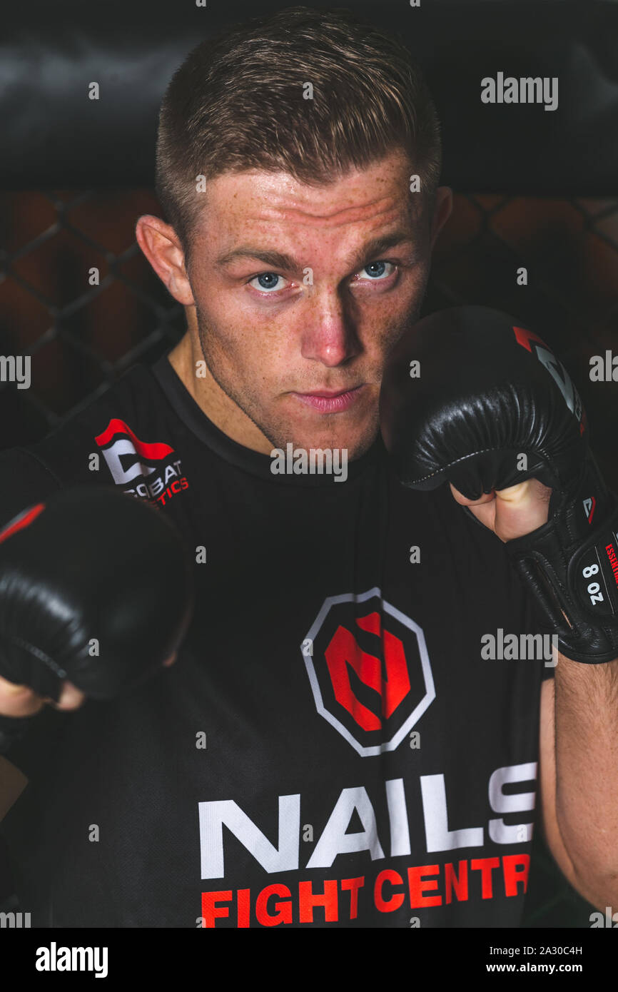 Shoot promotionnel avec MMA fighter, Rhys Hughes devant son combat Budo 28 Championnats lutte avec Ben Watson. Ongles lutte centre, Port Talbot, 21 Banque D'Images