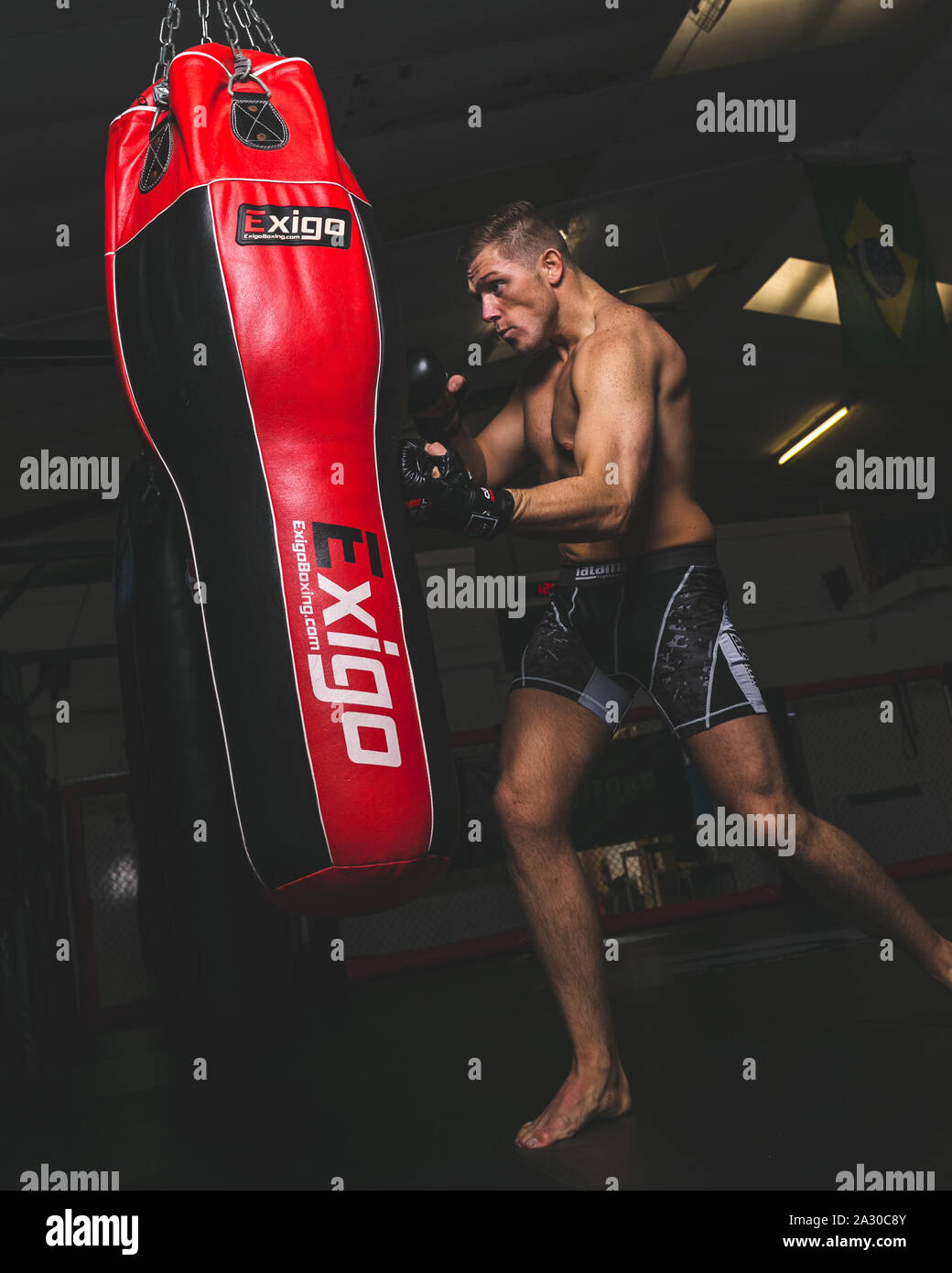 Shoot promotionnel avec MMA fighter, Rhys Hughes devant son combat Budo 28 Championnats lutte avec Ben Watson. Ongles lutte centre, Port Talbot, 21 Banque D'Images