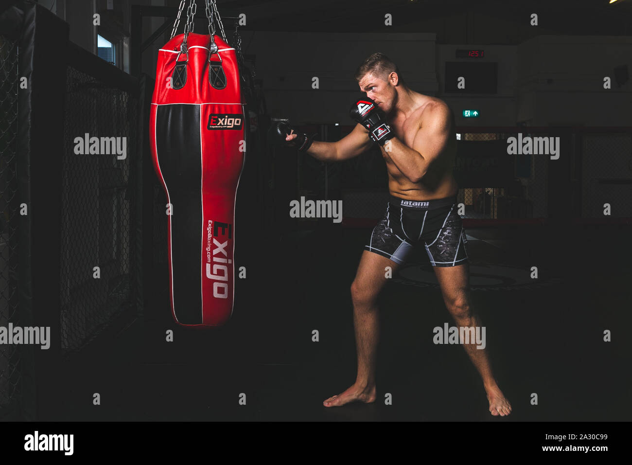 Shoot promotionnel avec MMA fighter, Rhys Hughes devant son combat Budo 28 Championnats lutte avec Ben Watson. Ongles lutte centre, Port Talbot, 21 Banque D'Images