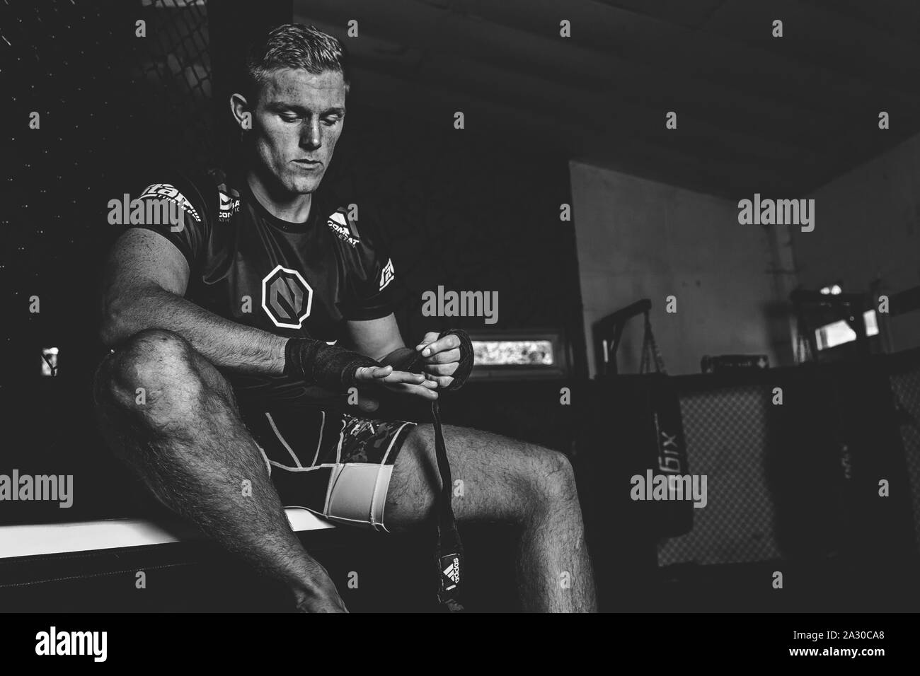 Shoot promotionnel avec MMA fighter, Rhys Hughes devant son combat Budo 28 Championnats lutte avec Ben Watson. Ongles lutte centre, Port Talbot, 21 Banque D'Images