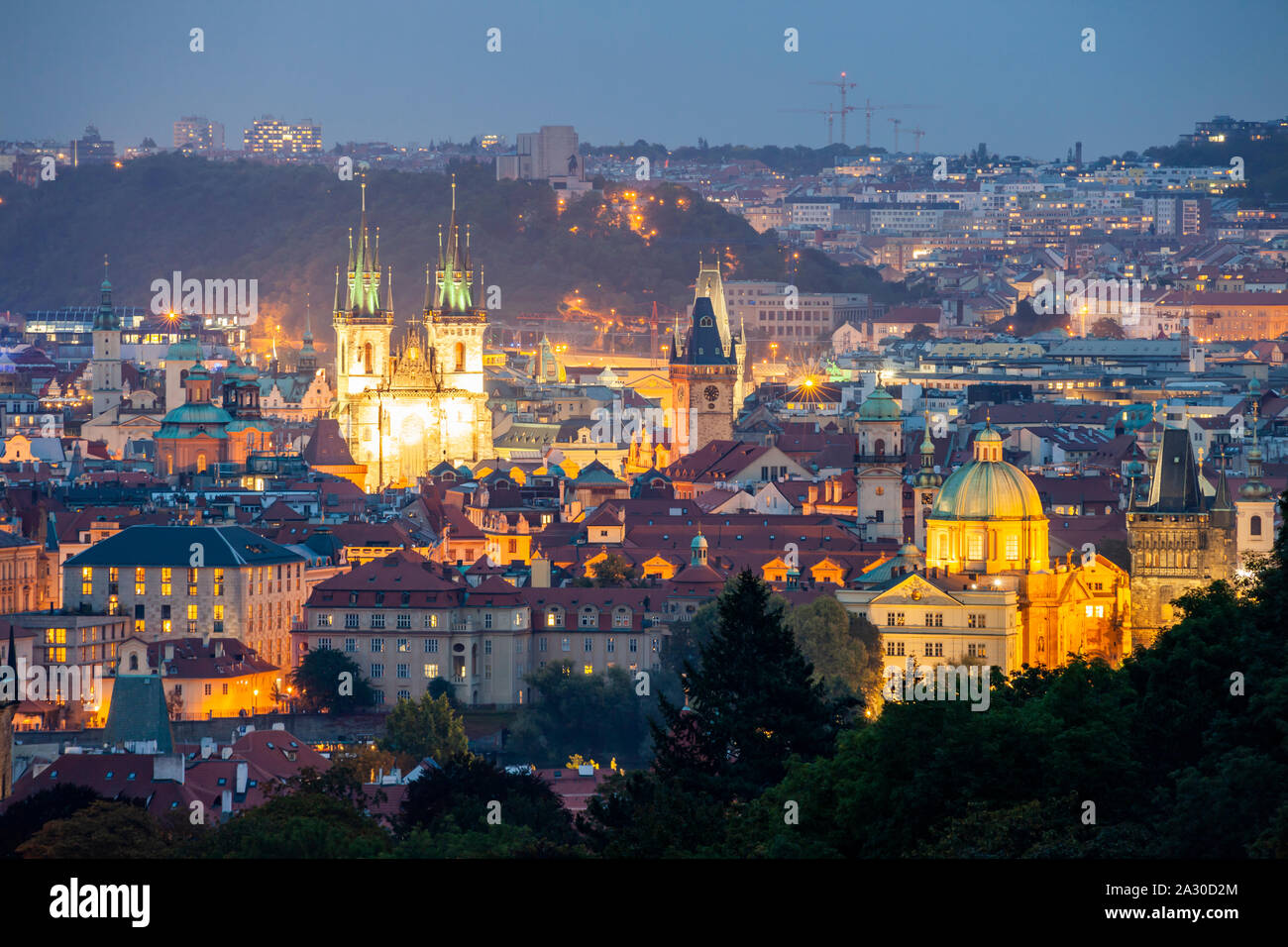 La nuit tombe dans la vieille ville de Prague, Tchéquie. Banque D'Images