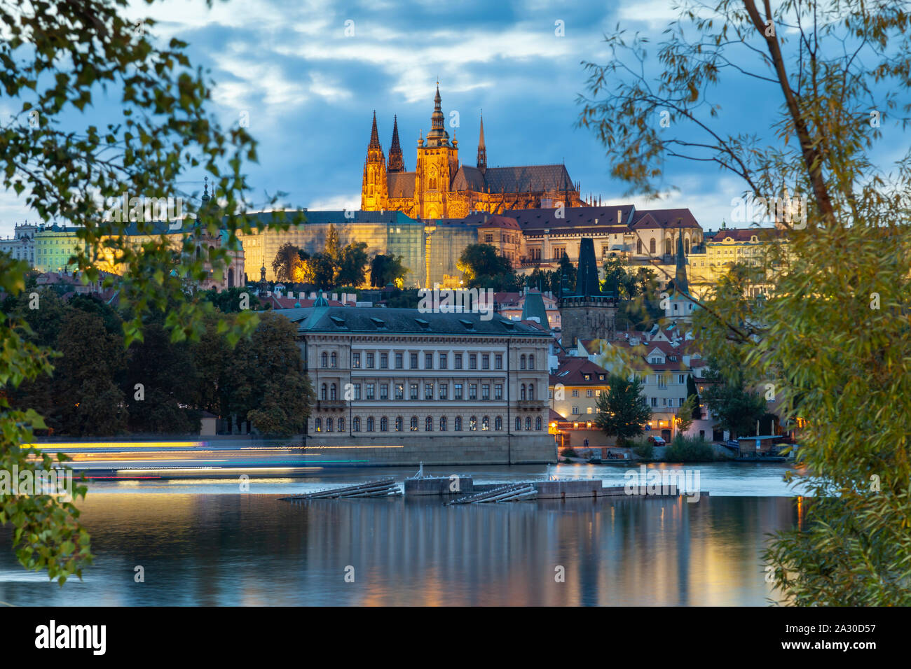 La nuit tombe à Prague, Tchéquie. Banque D'Images