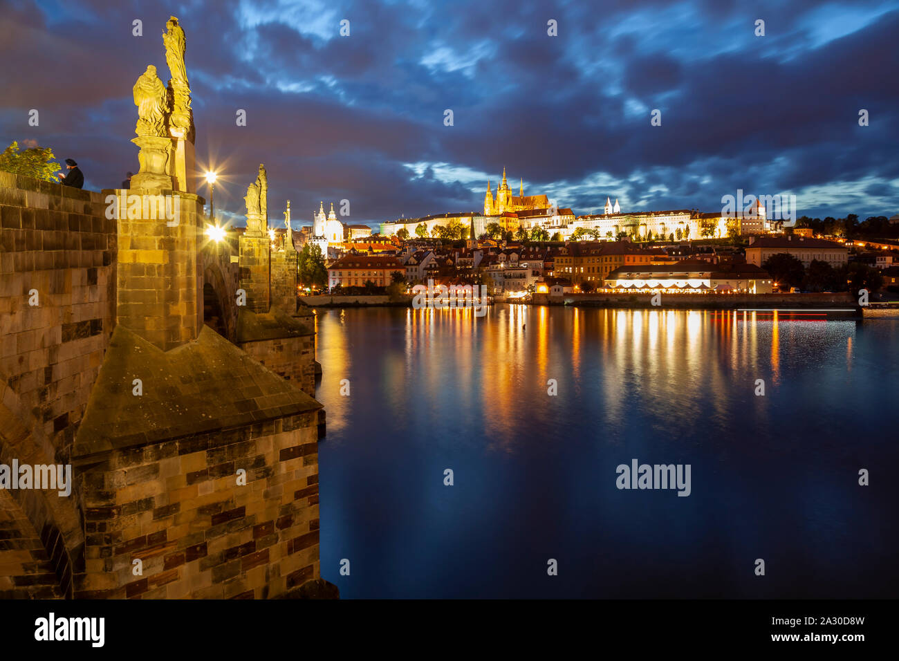 La nuit tombe sur le pont Charles à Prague, Tchéquie. Banque D'Images