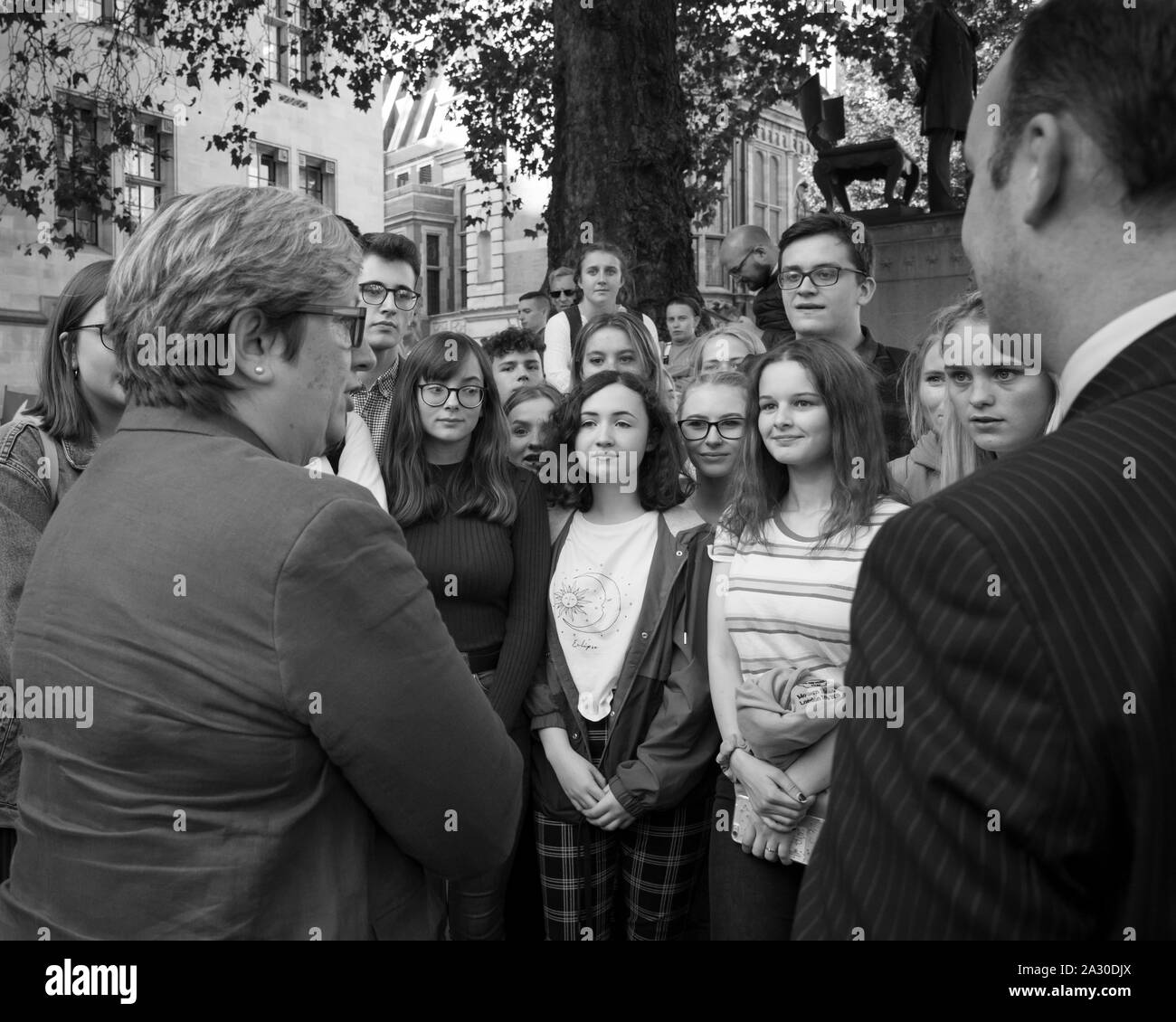 Cour suprême, Londres, Royaume-Uni, 17 septembre 2019. Joanna Cherry, SNP MP, rencontrer un groupe de jeunes, en dehors de la Cour suprême Banque D'Images