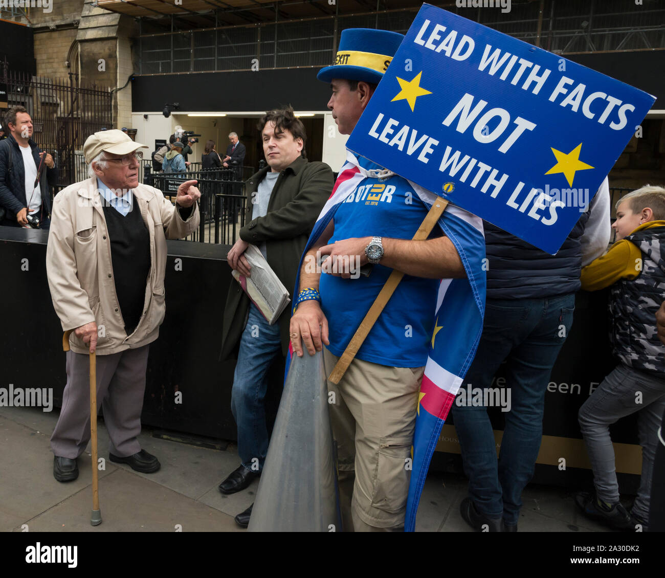 Steve Bray de SODEM, et en arrière-plan, du travail MP Hillary Benn, Les Maisons du Parlement, London,UK.11 Septembre 2019. Banque D'Images