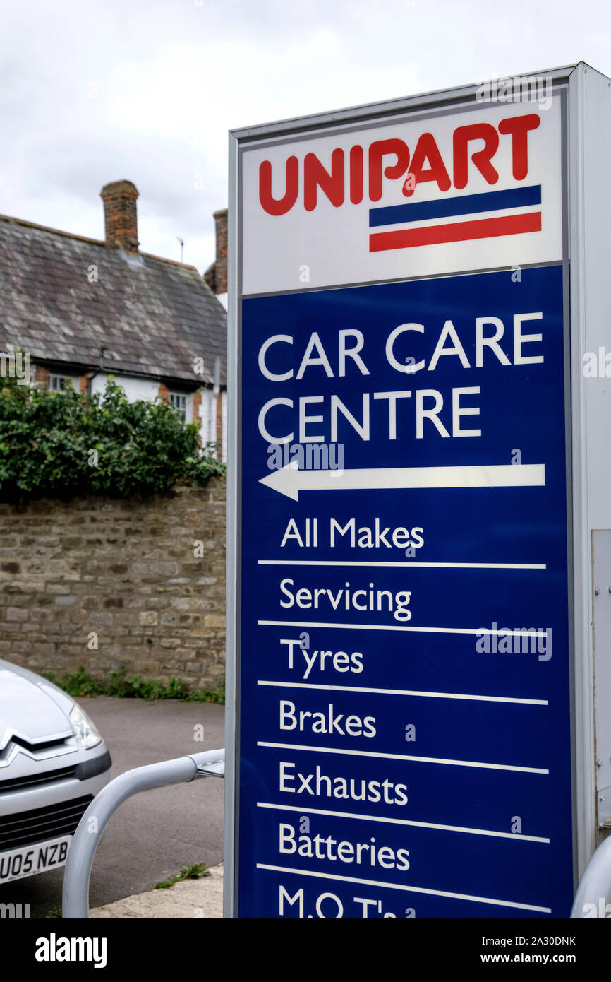 Un centre de soins Soins Unipart sign in Swindon Wiltshire UK Wroughton nr Banque D'Images