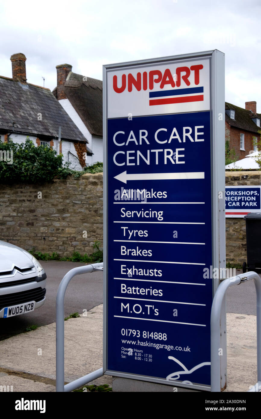 Un centre de soins Soins Unipart sign in Swindon Wiltshire UK Wroughton nr Banque D'Images