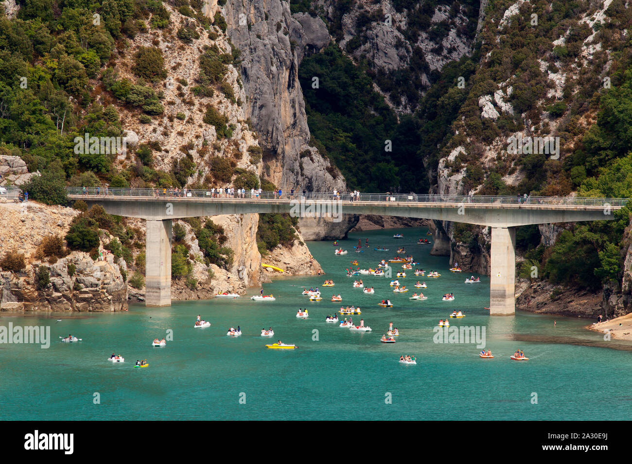 Die Brücke am Lac de Sainte-Croix, Gorges du Verdon, Verdon-Schlucht-Provence-Alpes-Cote d'Azur, Provence, Frankreich, Europa | Le pont au Lac de S Banque D'Images