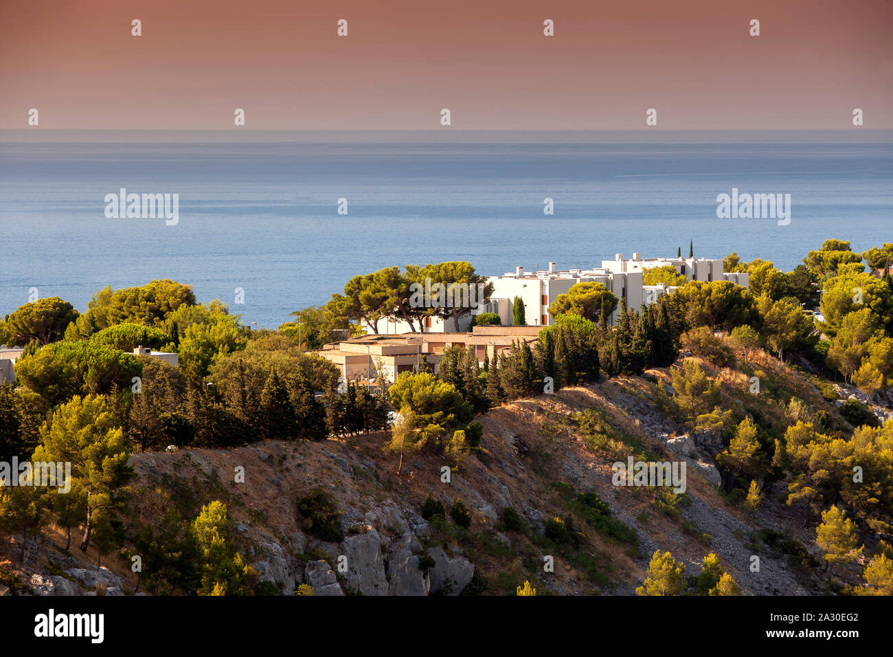 Küstenlandschaft mit Steilküste bei Marseille, Provence-Alpes-Côte d'Azur, Frankreich, Europa| Paysage côtier avec falaise à Marseille, Facile Banque D'Images