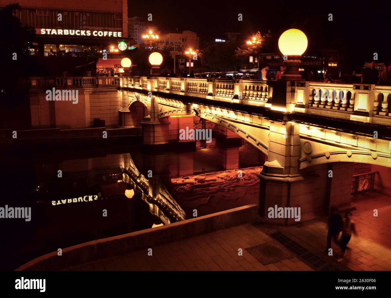 Bridge et la promenade au soleil et lune de pagodes park à Guilin, Chine Banque D'Images