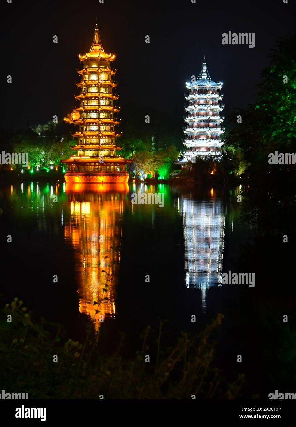 Soleil et lune flottant pagodes de l'eau reflète à Guilin, Chine nuit Banque D'Images