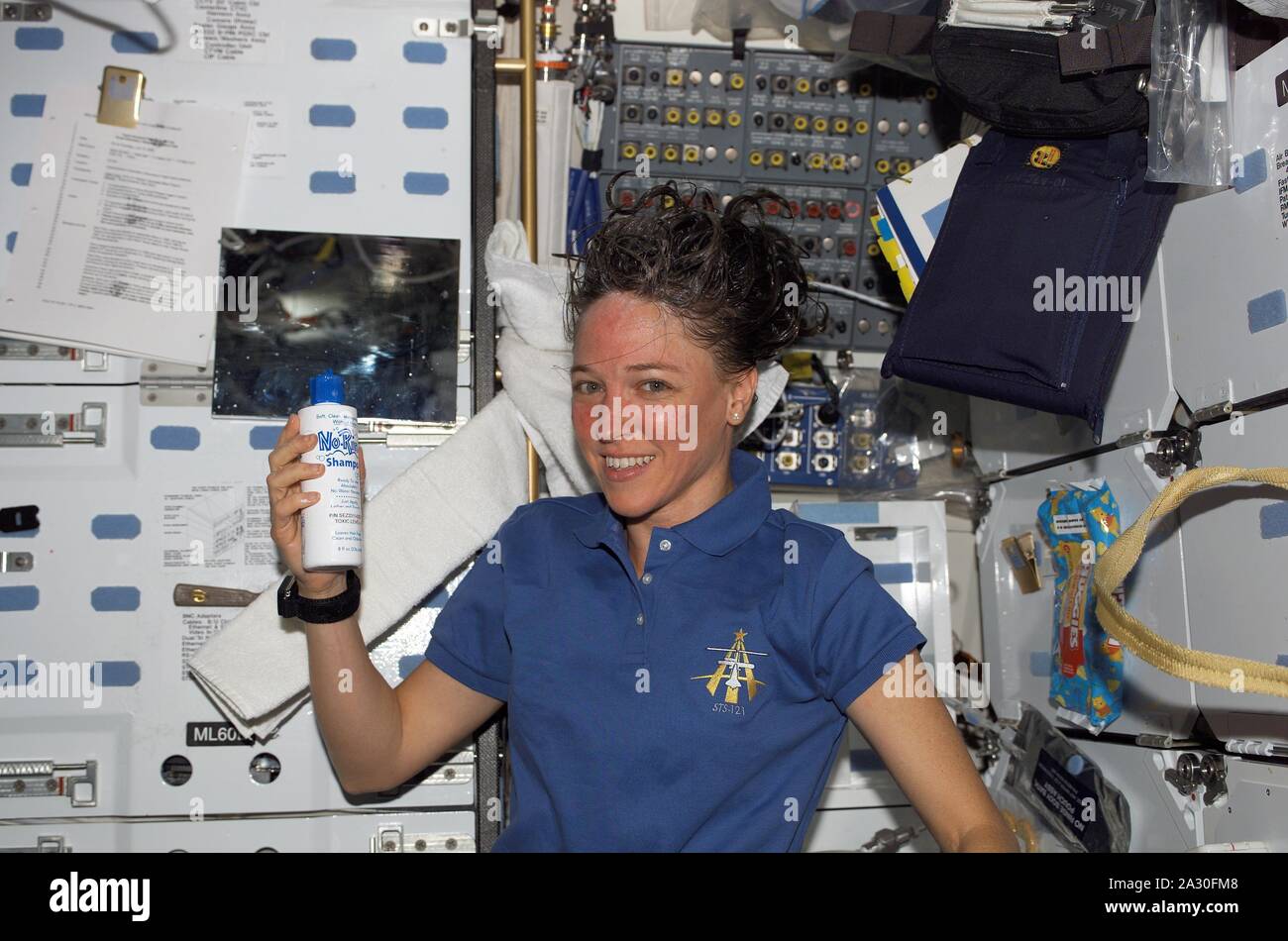 Fichier : Dans cette photo publiée par la NASA, l'astronaute Lisa M. Nowak, spécialiste de mission STS-121, se lave les cheveux sur le compartiment intermédiaire de la navette spatiale Discovery amarrée à la Station spatiale internationale en orbite terrestre le 13 juillet 2006.Source : NASA via CNP | conditions dans le monde entier Banque D'Images