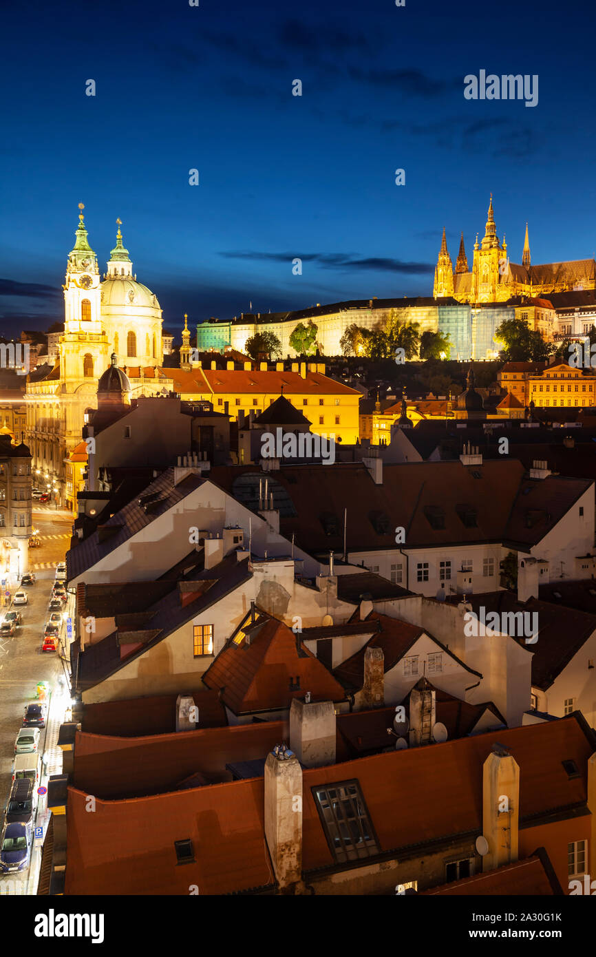 La nuit tombe dans Mala Strana, Prague, Tchéquie. Banque D'Images