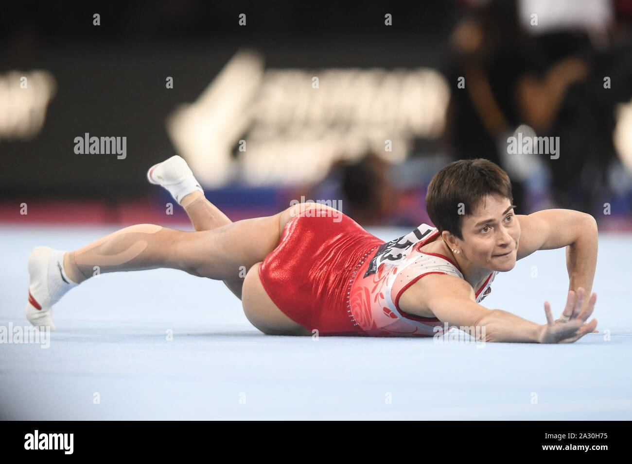 Stuttgart, Allemagne. 4ème Oct, 2019. OKSANA CHUSOVITINA d'Ouzbékistan effectue sa routine au sol au cours de la ronde de qualification dans l'Hanns-Martin-Schleyer-Halle à Stuttgart, Allemagne. Credit : Amy Sanderson/ZUMA/Alamy Fil Live News Banque D'Images