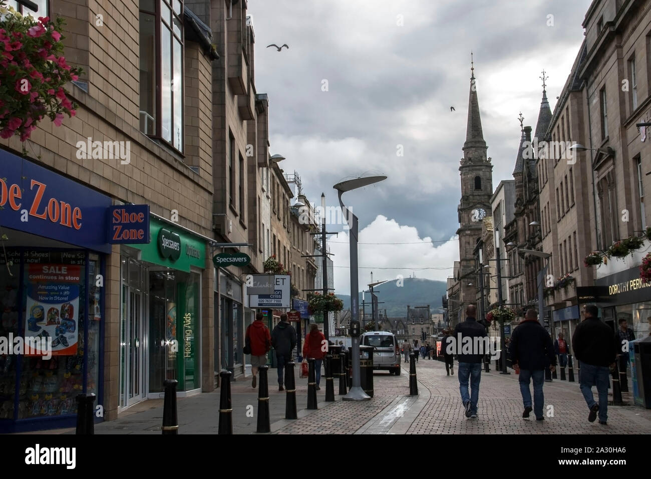 Les gens qui marchent dans la rue. Inverness en Écosse. L'Écosse, Royaume-Uni Banque D'Images