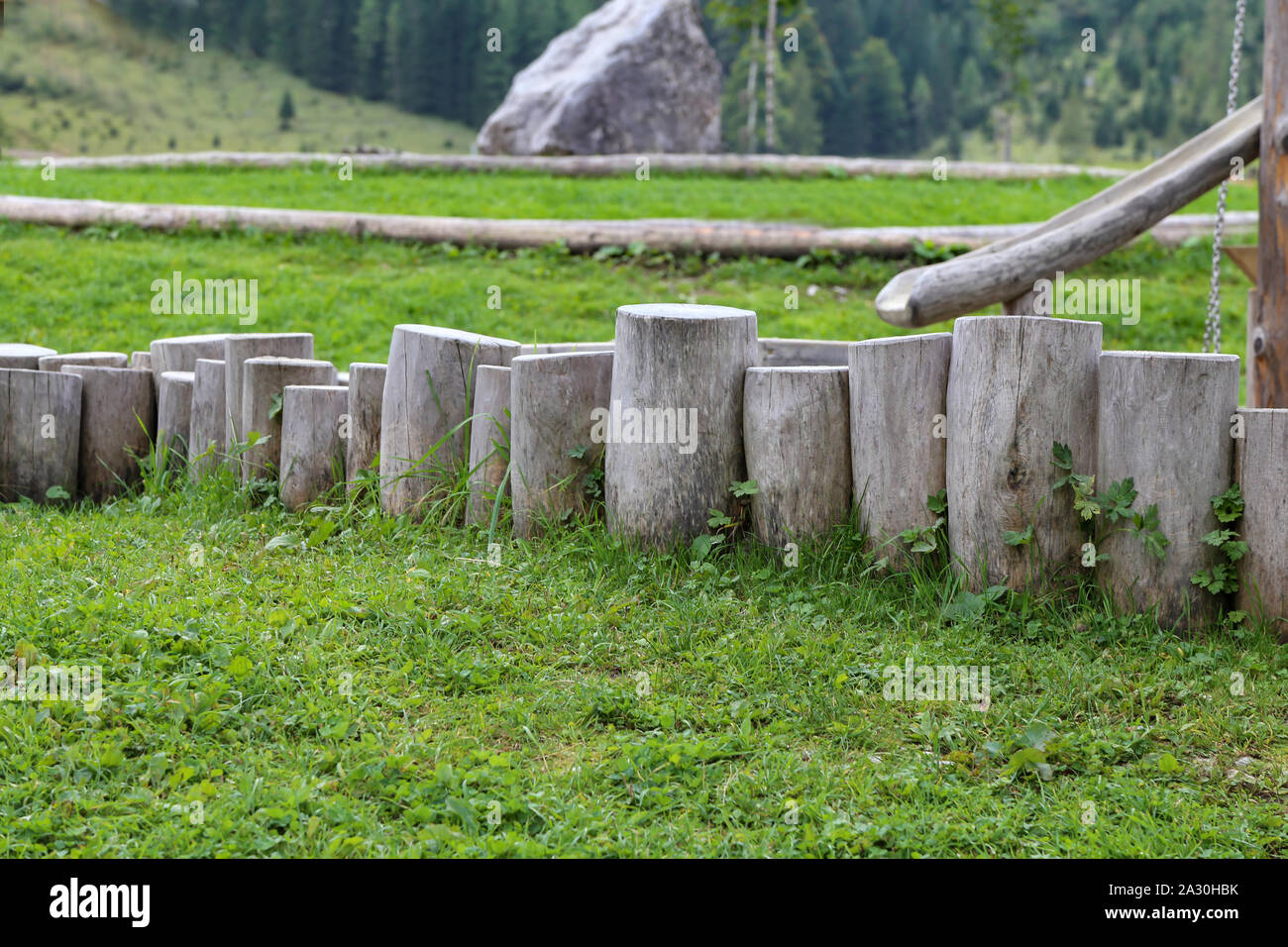 Rampe basse faite de poteaux en bois lisse Banque D'Images