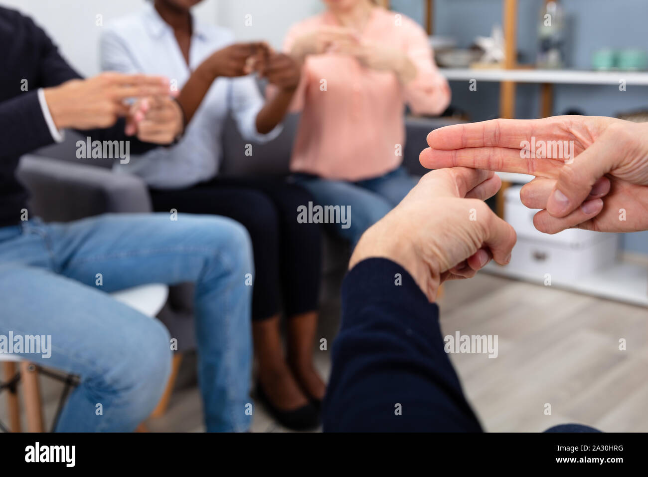 Groupe de personnes ethniques de la communication avec les langues des signes de main à la maison Banque D'Images