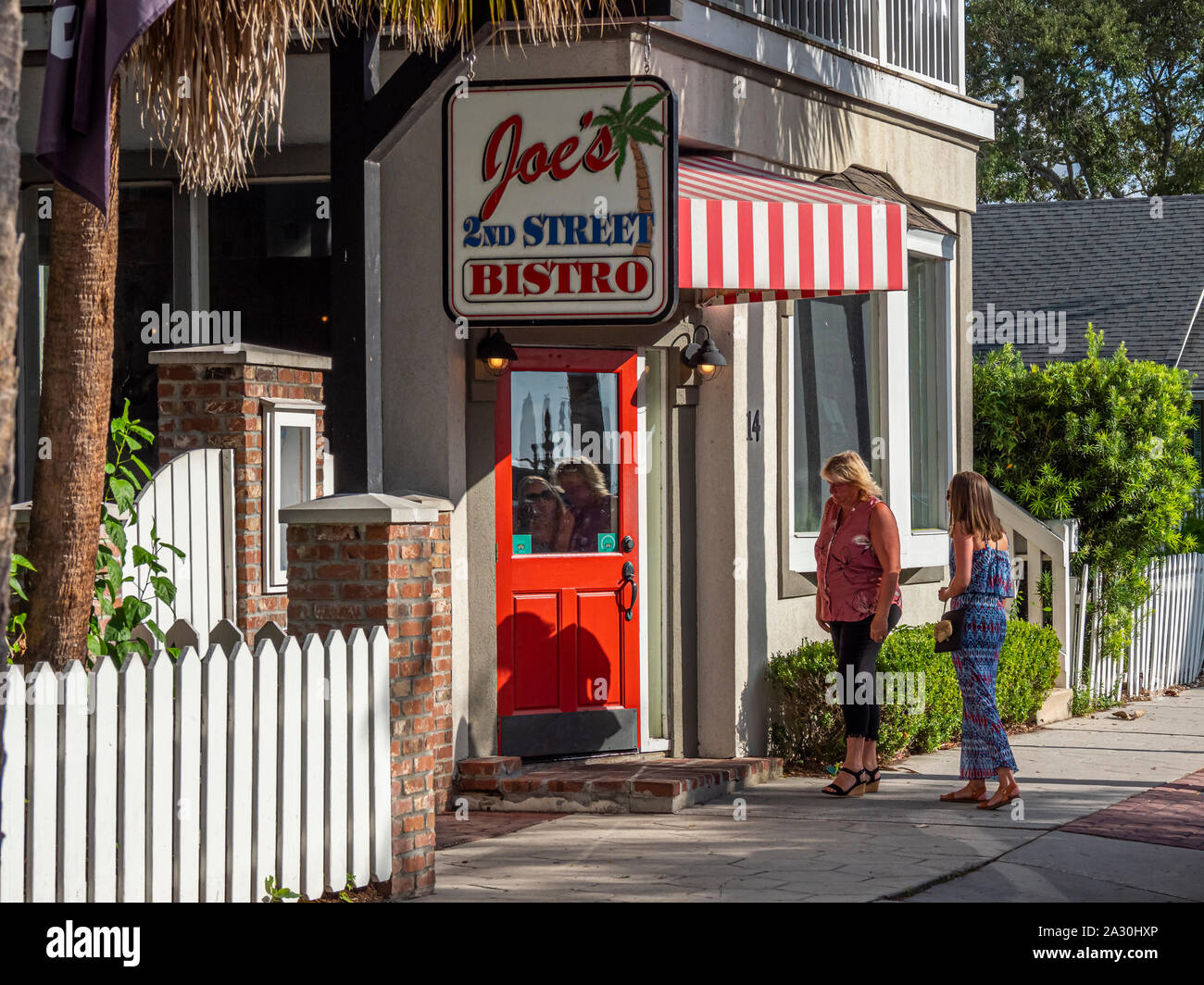Les personnes qui entrent dans un restaurant sur Amelia Island Fernandina Beach en Floride Banque D'Images
