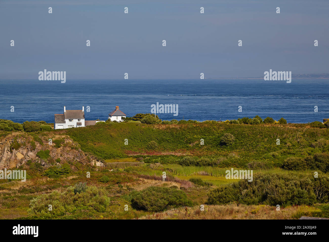 Maison indépendante blanche avec vue sur la Manche sur Alderney Banque D'Images