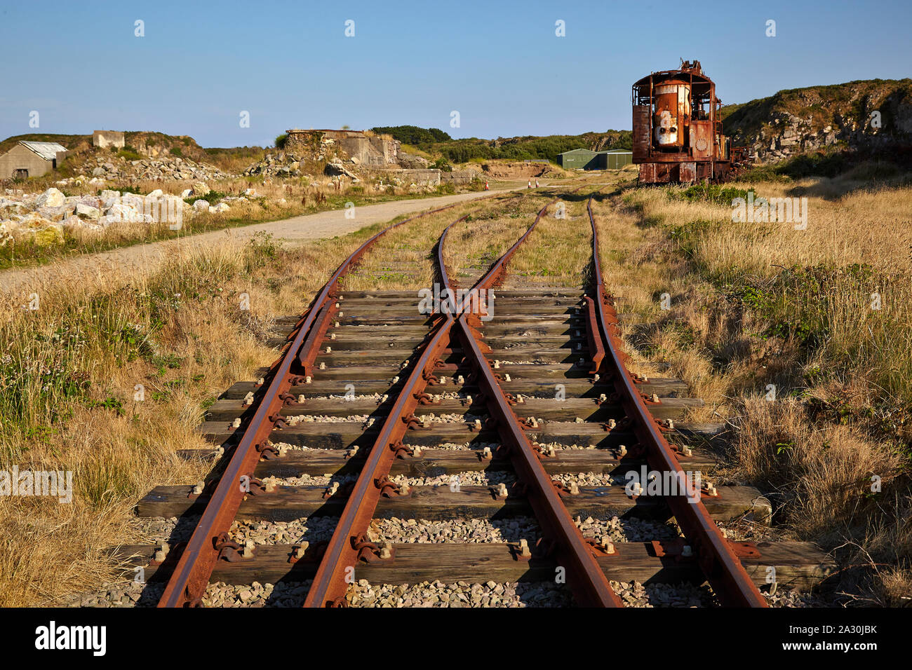 Abandonnée et Rusty rail track montrant croisements Banque D'Images