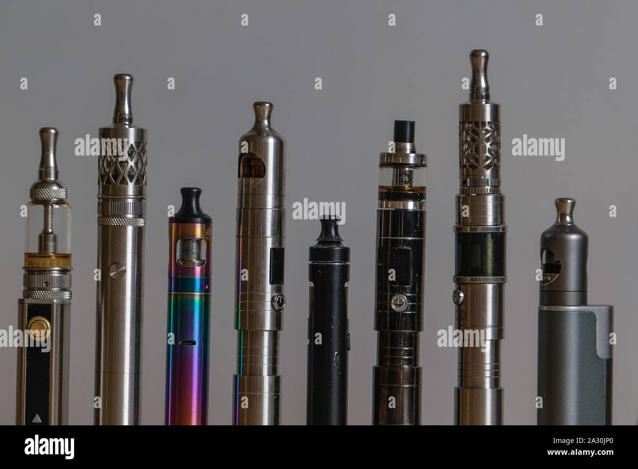 Collection d'e-cigarettes ou cigarettes électroniques pour vaping liquide et  s'affichent sur l'assainissement de l'backhground Photo Stock