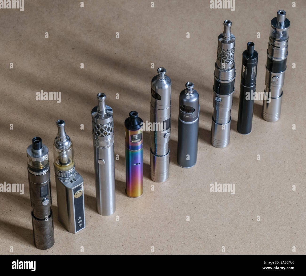Collection d'e-cigarettes ou cigarettes lectroniques pour vaping liquide et  s'affichent sur l'assainissement de l'backhground Photo Stock - Alamy