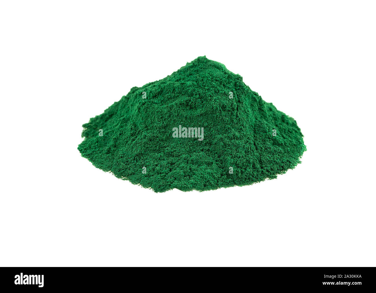 La spiruline en poudre tas d'algues bleu-vert en poudre séché isolated on white Banque D'Images
