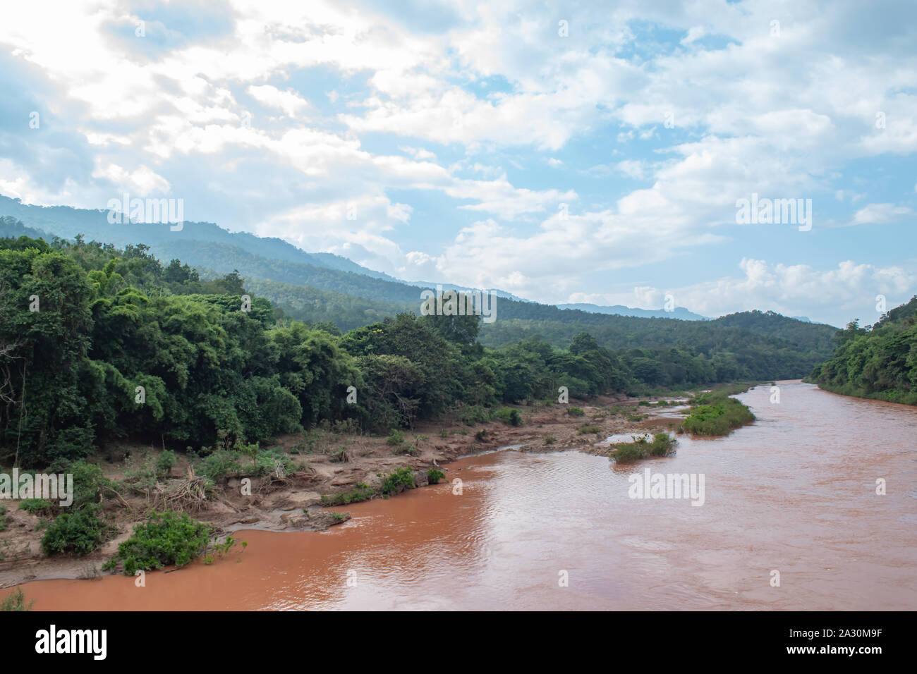 La rivière Rouge avec de la forte pluie qui s'écoule des montagnes. Banque D'Images