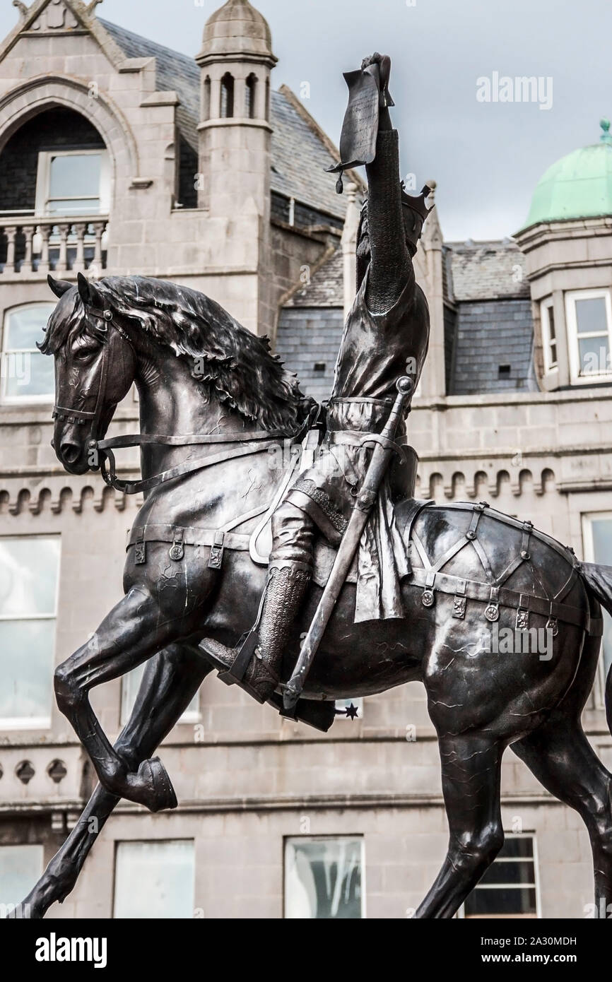 Robert the Bruce, roi d'Écosse 1306 - 1329. Statue à l'extérieur du collège Marischal. Banque D'Images