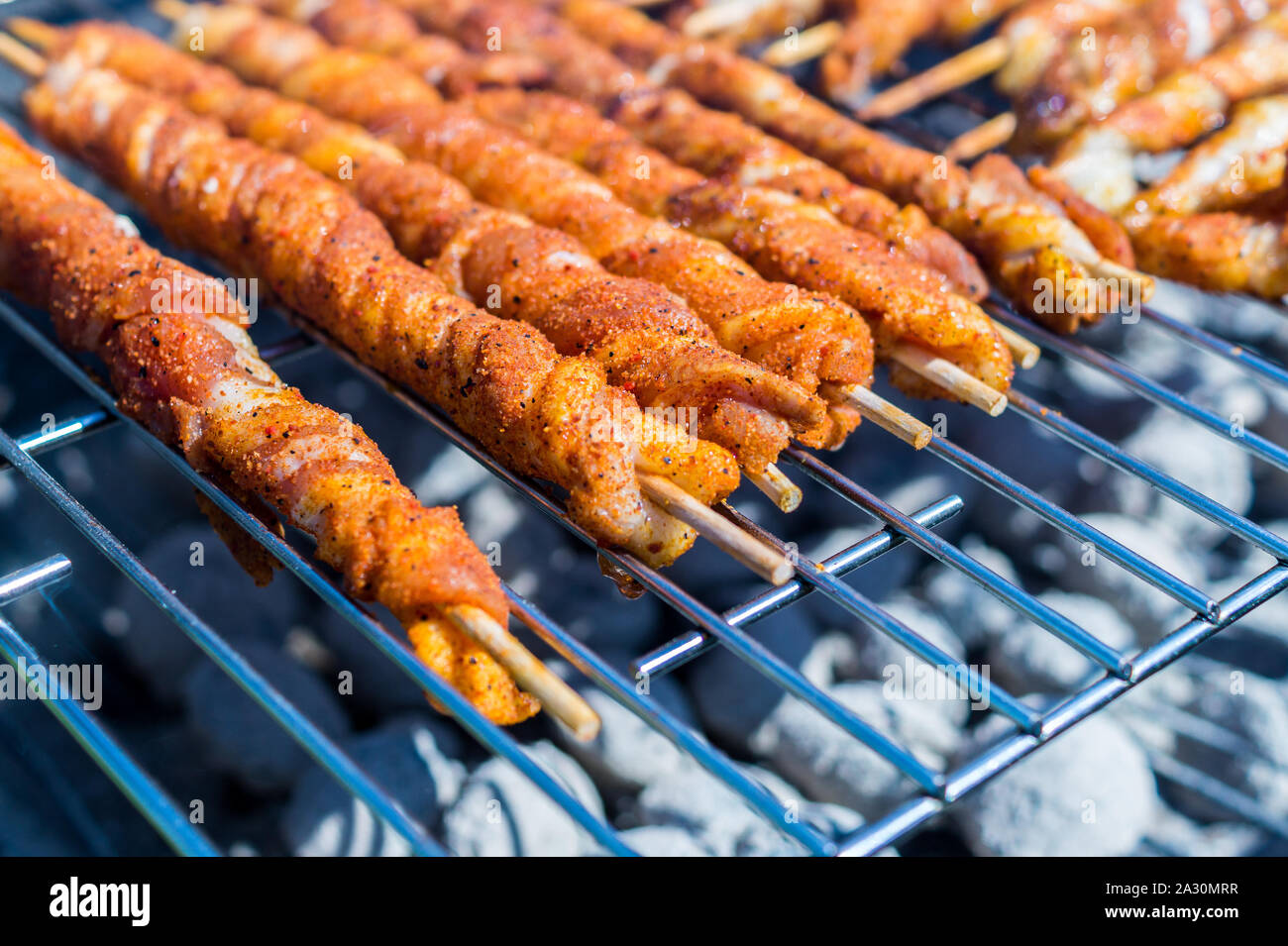 Barbecue sur le gril au charbon de torches Banque D'Images