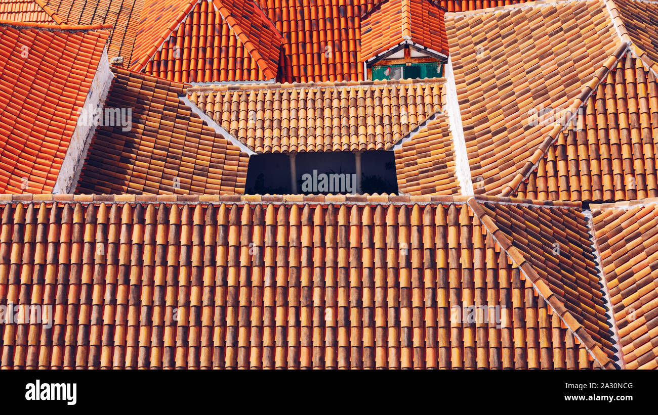 Trogir in Croatia, vue panoramique de la ville avec des toits de tuiles rouges, destination touristique croate. La ville de Trogir, Croatie vue front de mer. Toits de Trogir en Croa Banque D'Images