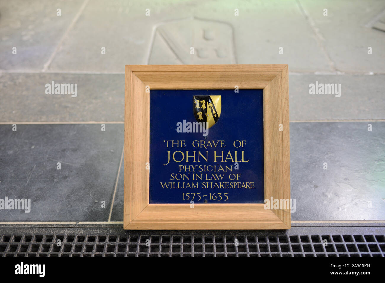 Tombe ou tombeau de John Hall (1575-1635), Médecin de Shakespeare & Gendre, dans l'église Holy Trinity ou église de Shakespeare Stratford-upon-Avon en Angleterre Banque D'Images