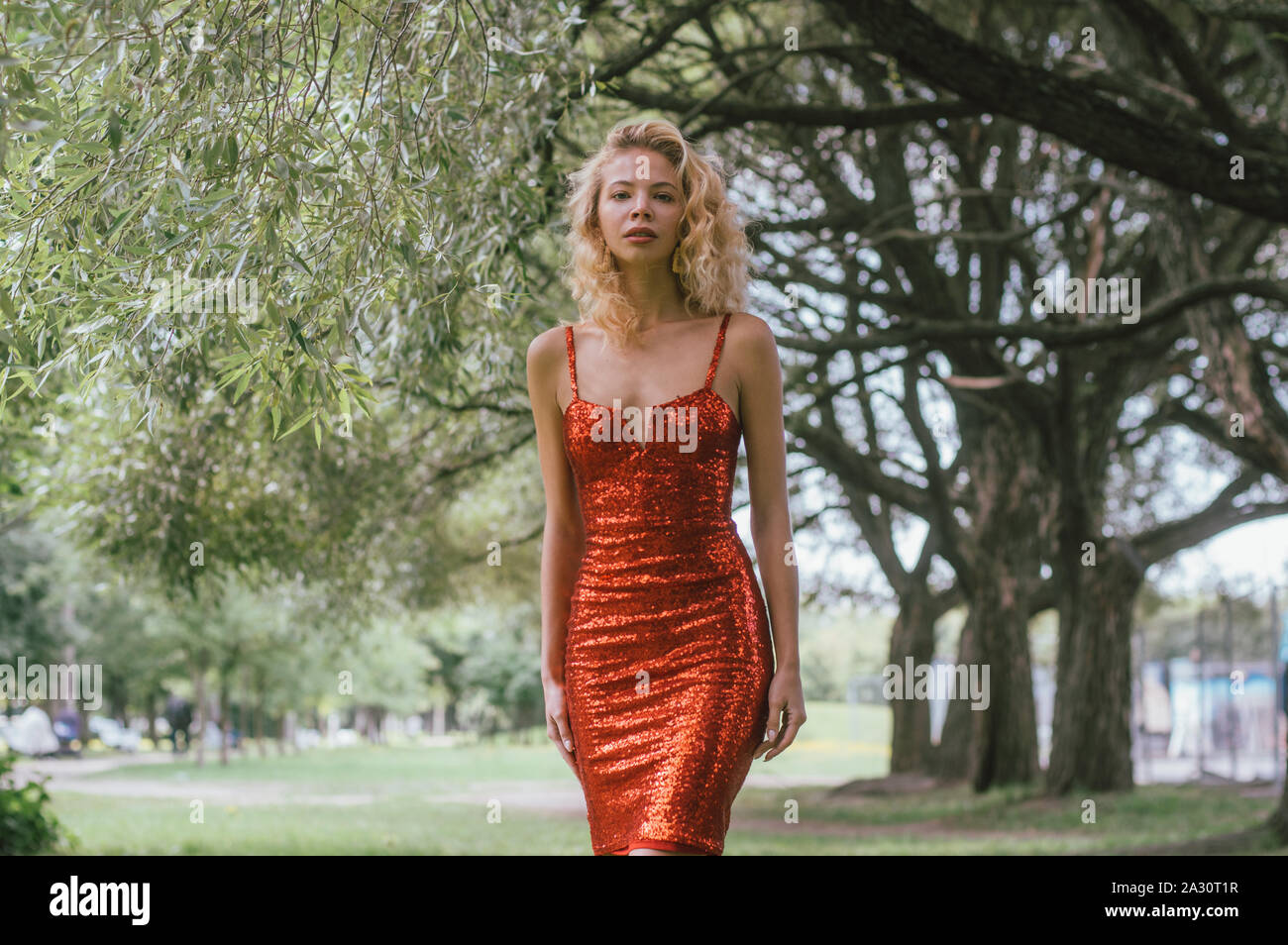 Robe courte rouge Banque de photographies et d'images à haute résolution -  Alamy