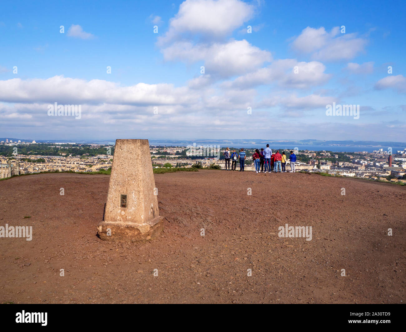 Les visiteurs d'admirer la vue sur Paris à l'estuaire de la Forth du trig point sur Calton Hill Edinburgh Scotland Banque D'Images