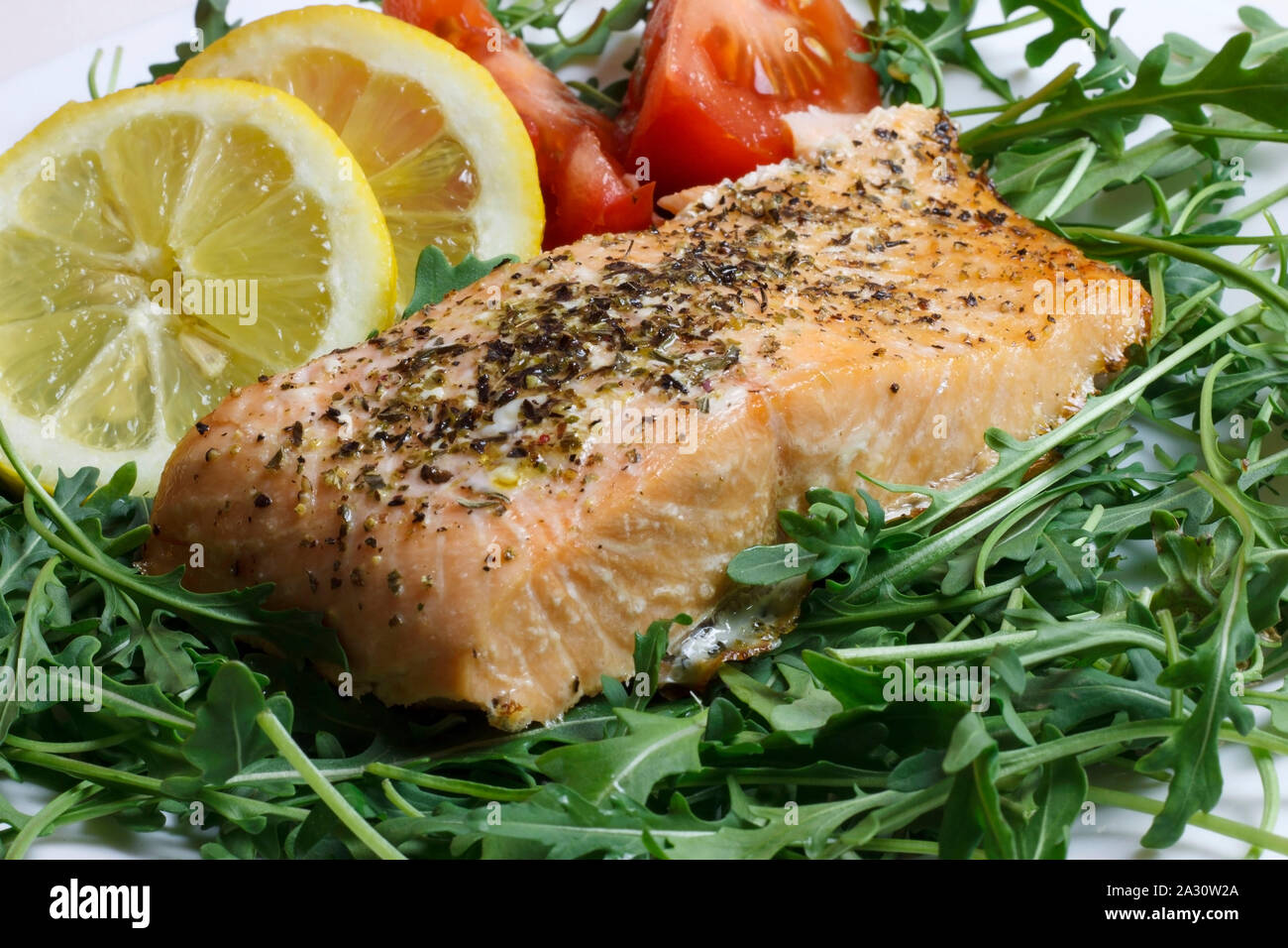 Prêt à manger du saumon grillé, cuit Banque D'Images