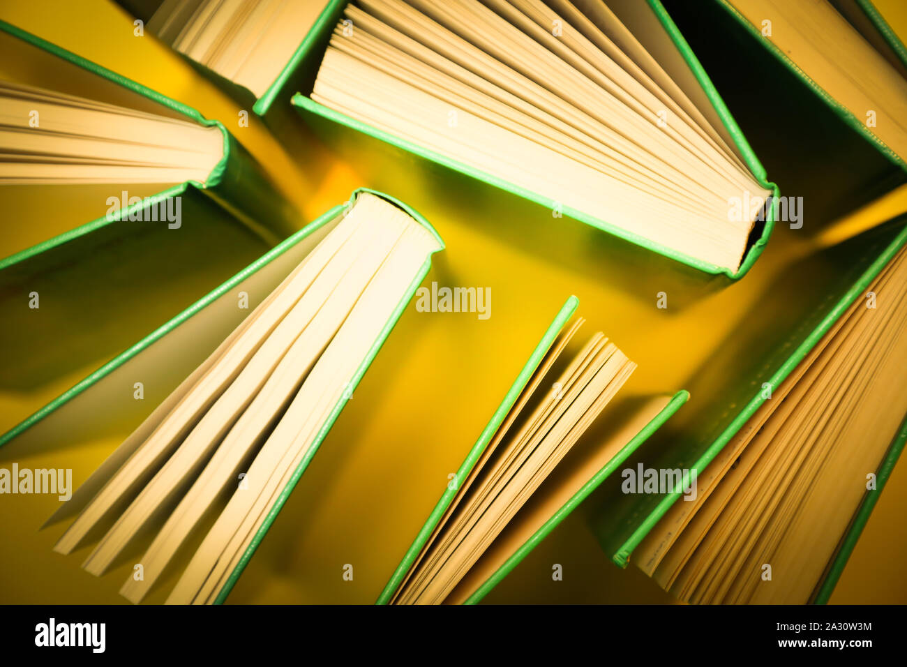 Livres sur un fond jaune. Livres éducation empilés et tourné de haut en bas Banque D'Images
