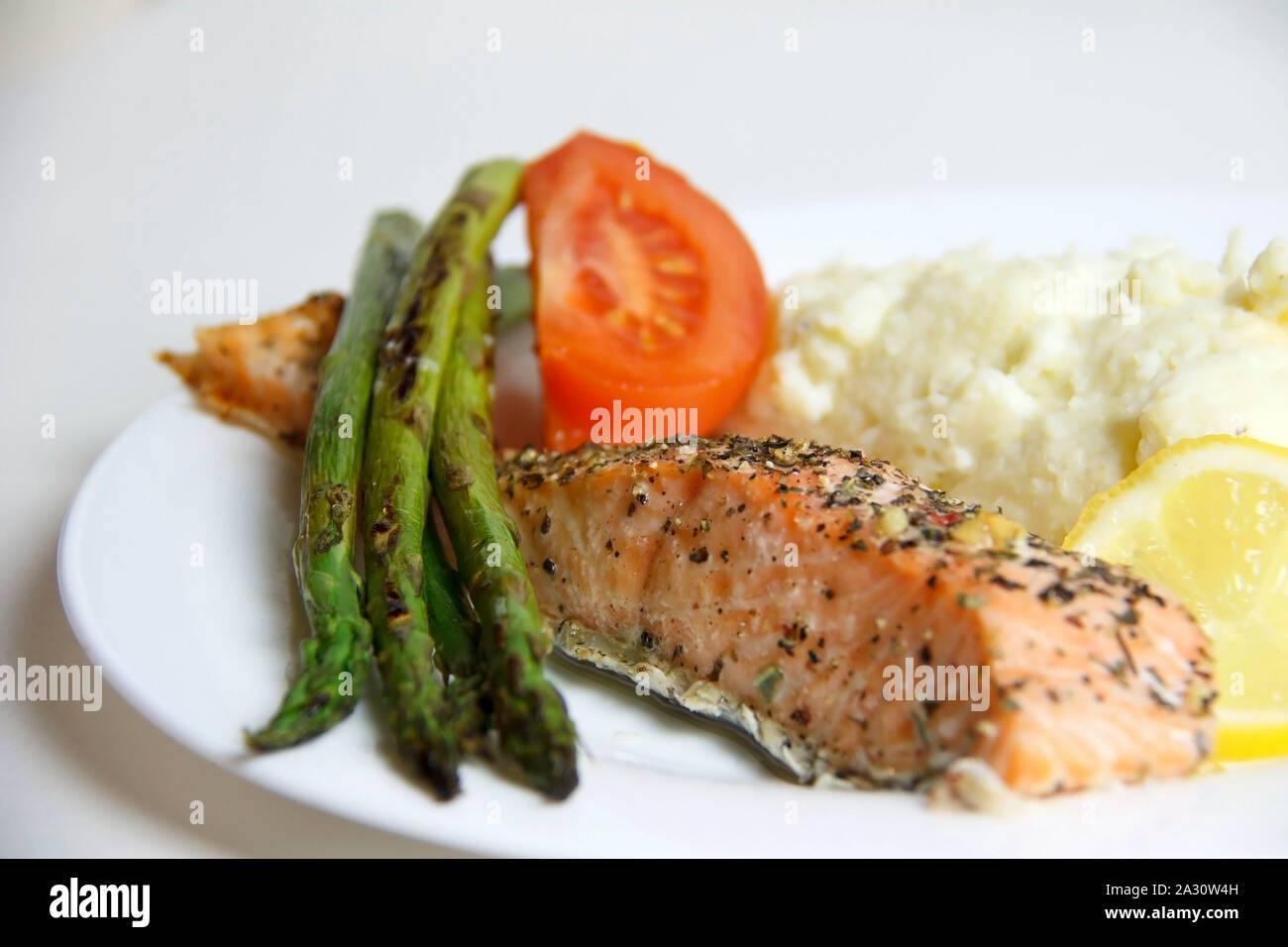 Prêt à manger du saumon grillé, cuit Banque D'Images