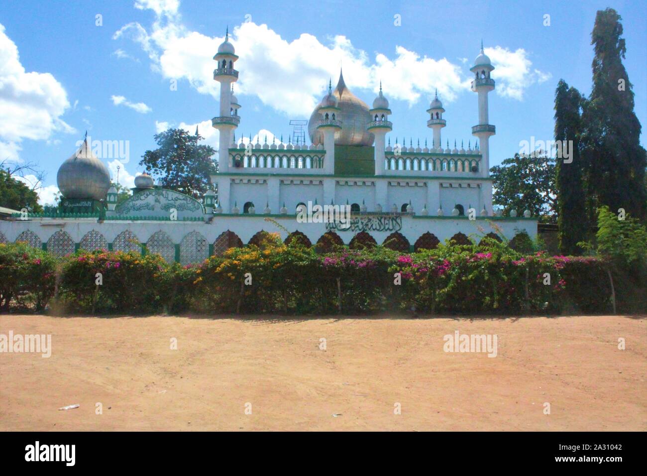 Route de Mombasa au Kenya, l'été 2015 (km 68) : Mackinnon Road, Bagh-Ali Shah-Mosque- Banque D'Images