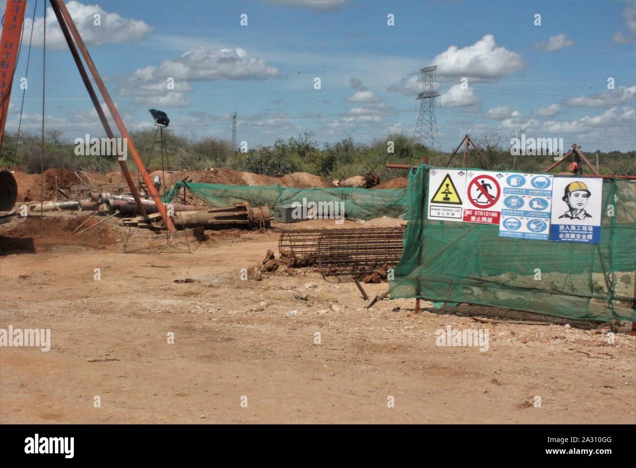 Route de Mombasa au Kenya, l'été 2015 (km 77) : panneau d'avertissement écrit chinois à un site de construction ferroviaire Banque D'Images