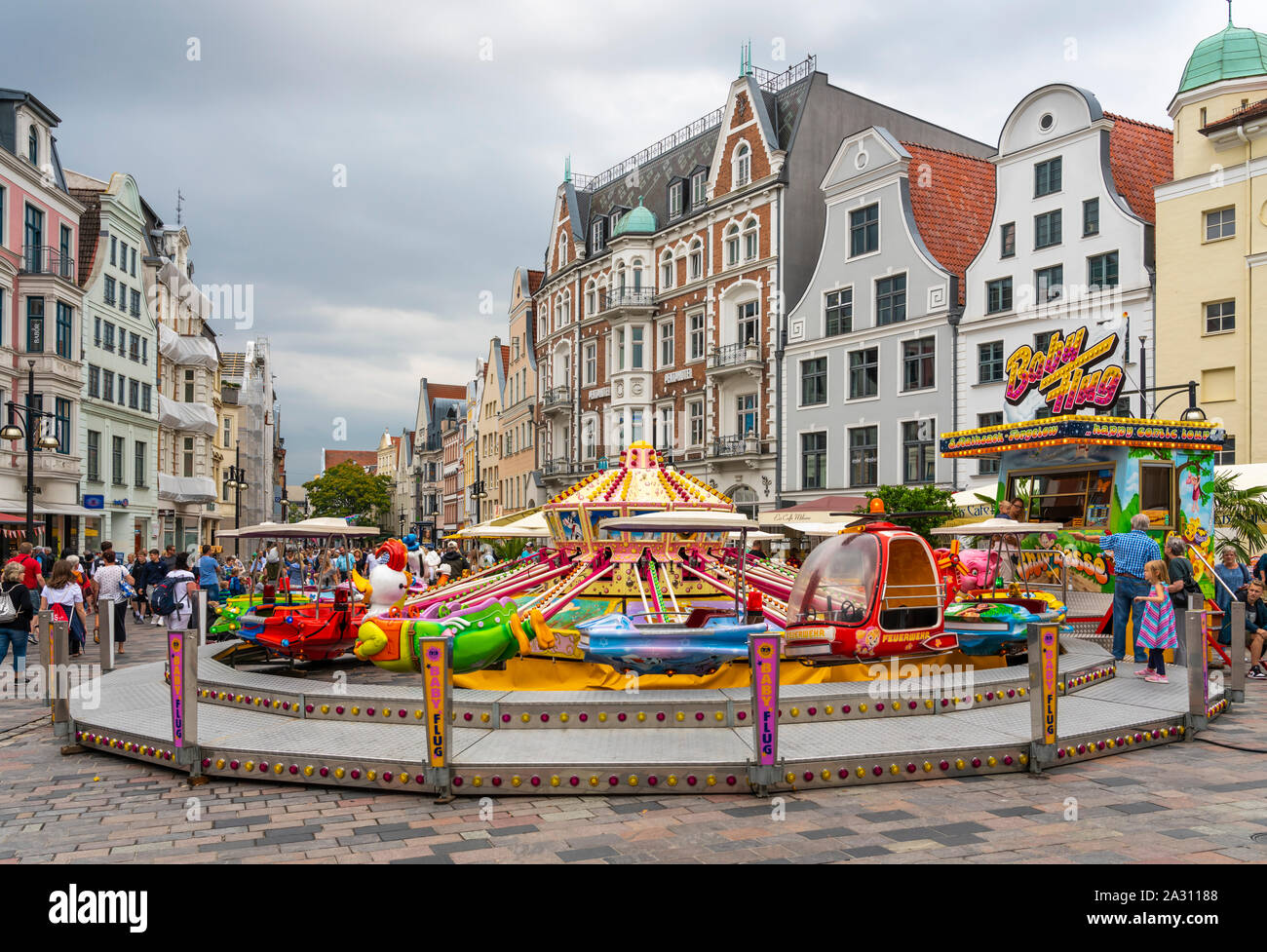Une place de la ville et de l'architecture au centre-ville de Rostock, Allemagne, Europe. Banque D'Images