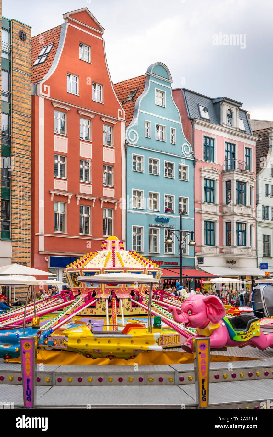 Une place de la ville et de l'architecture au centre-ville de Rostock, Allemagne, Europe. Banque D'Images