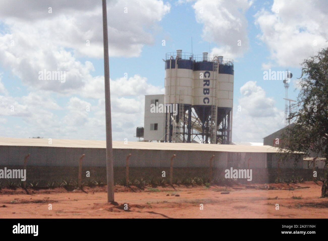 Route de Mombasa au Kenya, l'été 2015 (km 50) : Usine de béton chinois dans la région de Buchuma Banque D'Images