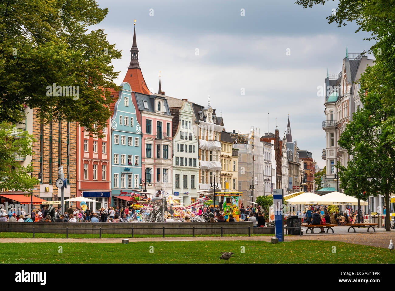 Une place de la ville et de l'architecture au centre-ville de Rostock, Allemagne, Europe. Banque D'Images