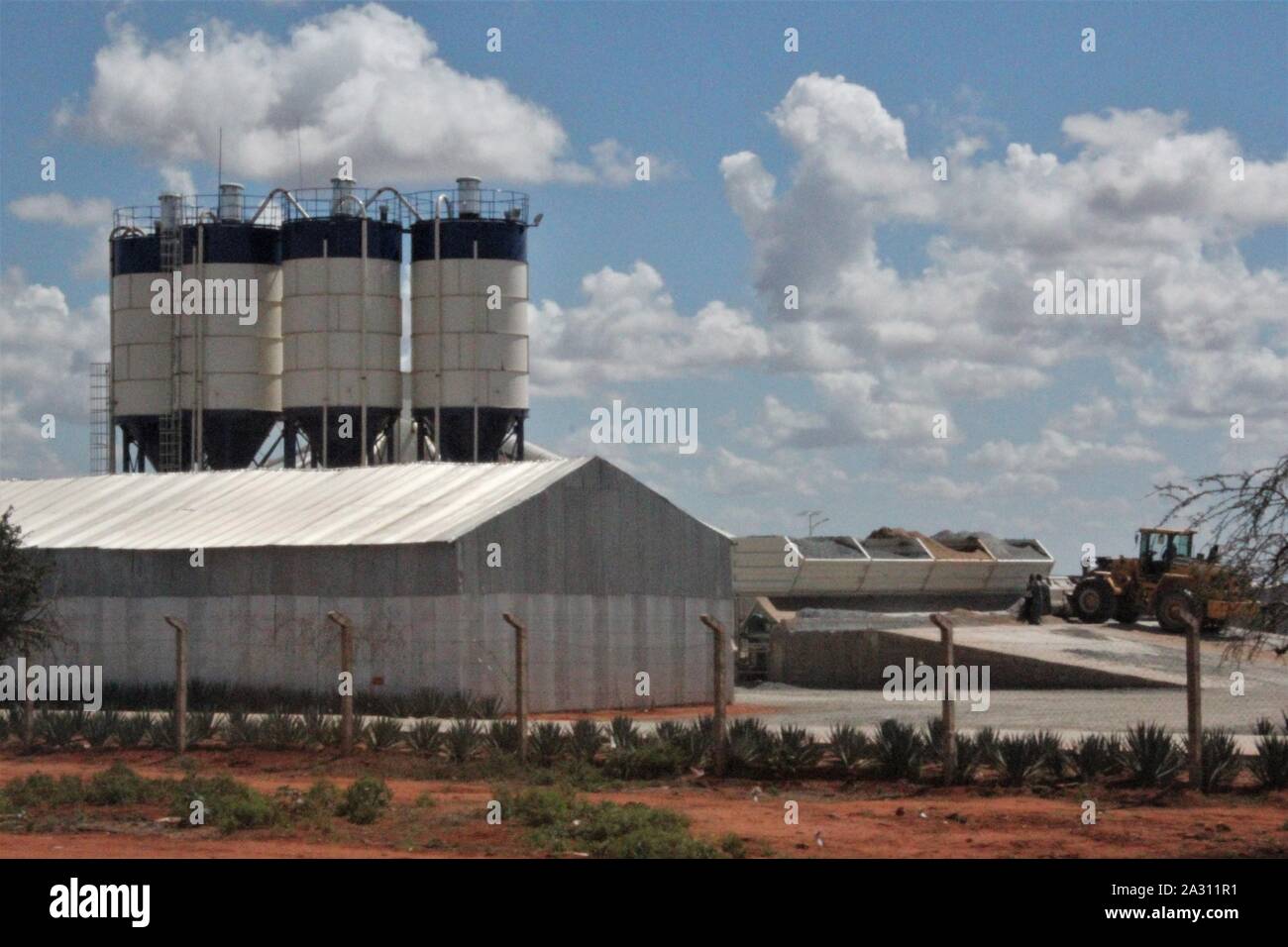 Route de Mombasa au Kenya, l'été 2015 (km 50) : Usine de béton chinois dans la région de Buchuma Banque D'Images