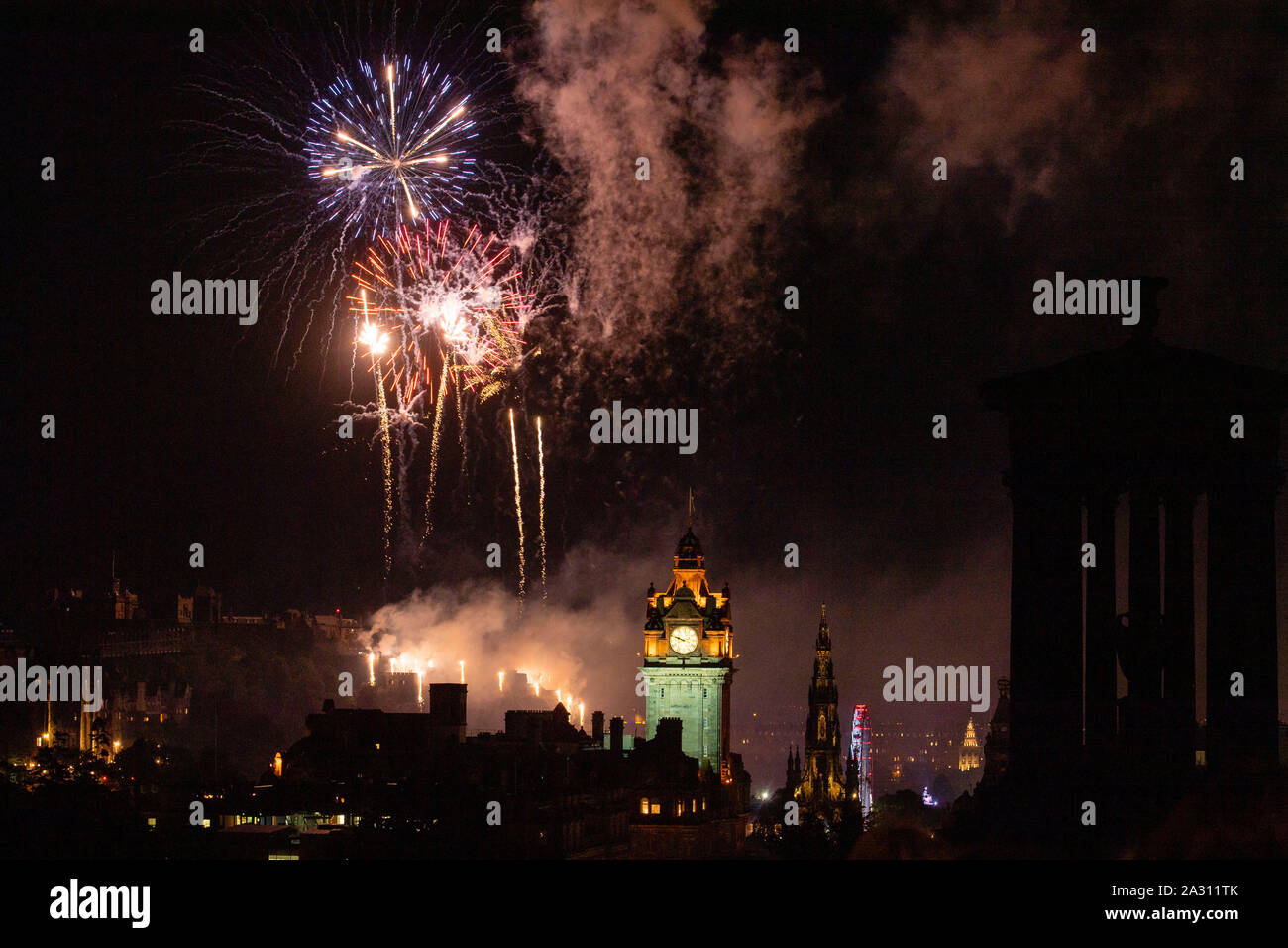Feux d'artifice au-dessus du château d'Édimbourg lors du concert de feux d'artifice Virgin Money 2019, clôturant le festival d'Édimbourg, Édimbourg, Écosse, Royaume-Uni Banque D'Images