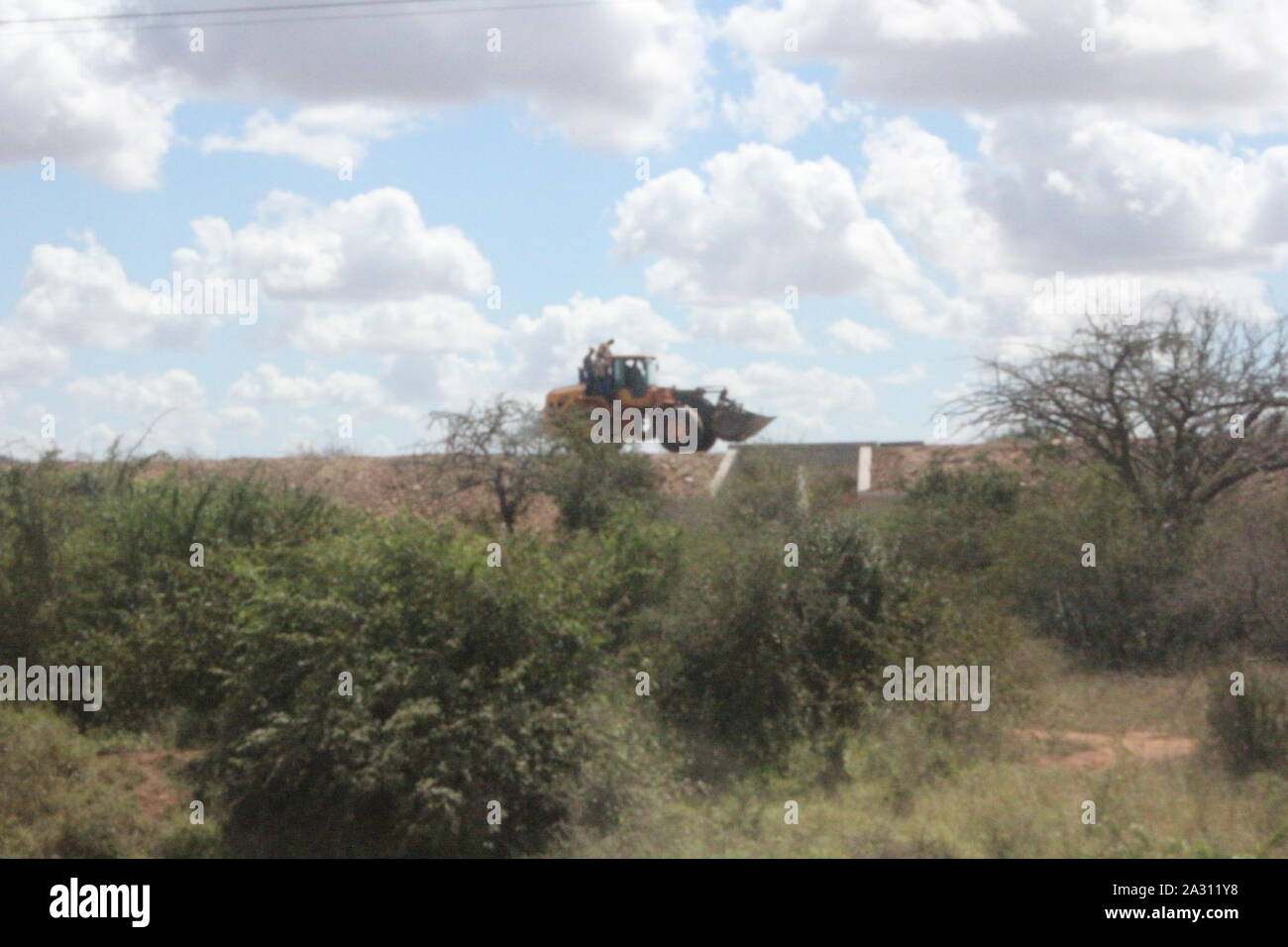 Route de Mombasa au Kenya, l'été 2015 (km 63) : construction ferroviaire pour le nouveau chemin de fer construit à la chinoise Banque D'Images