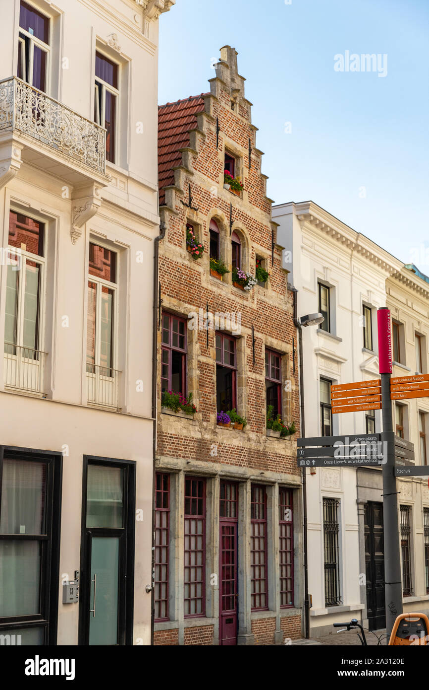 Bâtiment en brique rouge près de l'église Saint Charles Borromée à Anvers, Belgique Banque D'Images