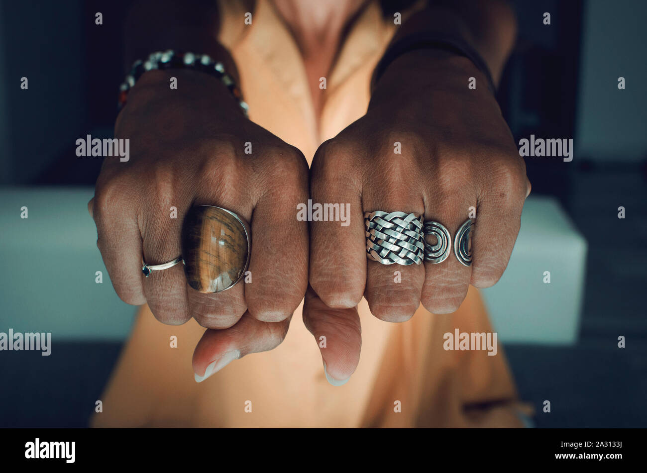 De gros plan femme noir mains poings poinçonnage. Selective focus sur les mains. Banque D'Images