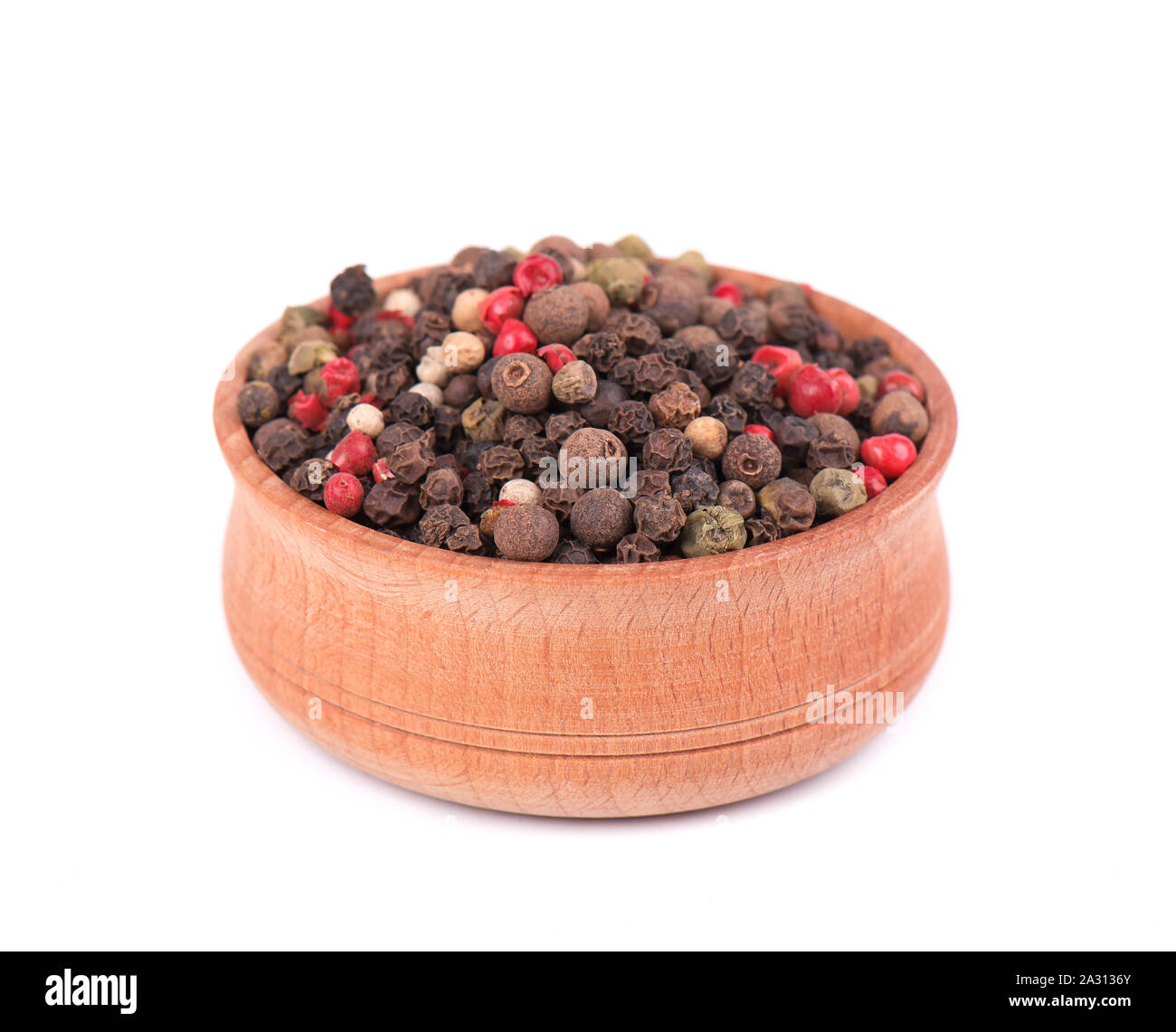 Mélanger le poivre. Noir, rouge et poivre blanc isolé sur fond blanc. Mélange de poivre dans un bol en bois isolé sur blanc. Banque D'Images